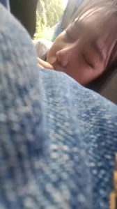 ！在车上就主动口起来还不忘把精液吃完