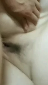 老婆出差了，在家里和56岁大屁股岳母偷吃，岳母很丰满大腿很粗很有性欲