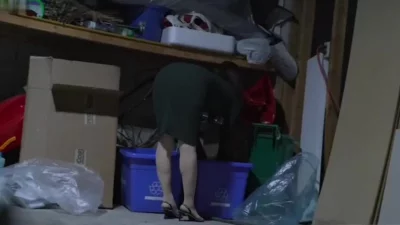 去良家人妻家中偷情，朋友在隔壁房间好尴尬，不敢大声叫