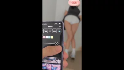 淫妻戴上远程遥控跳蛋在户外被玩弄，然后被单男拉到酒店里狂干